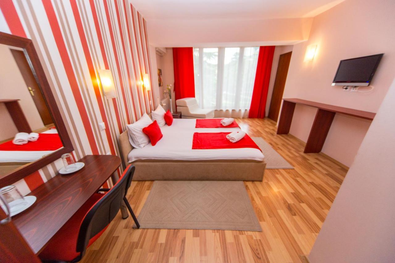 Hotel Pine سكوبجي المظهر الخارجي الصورة